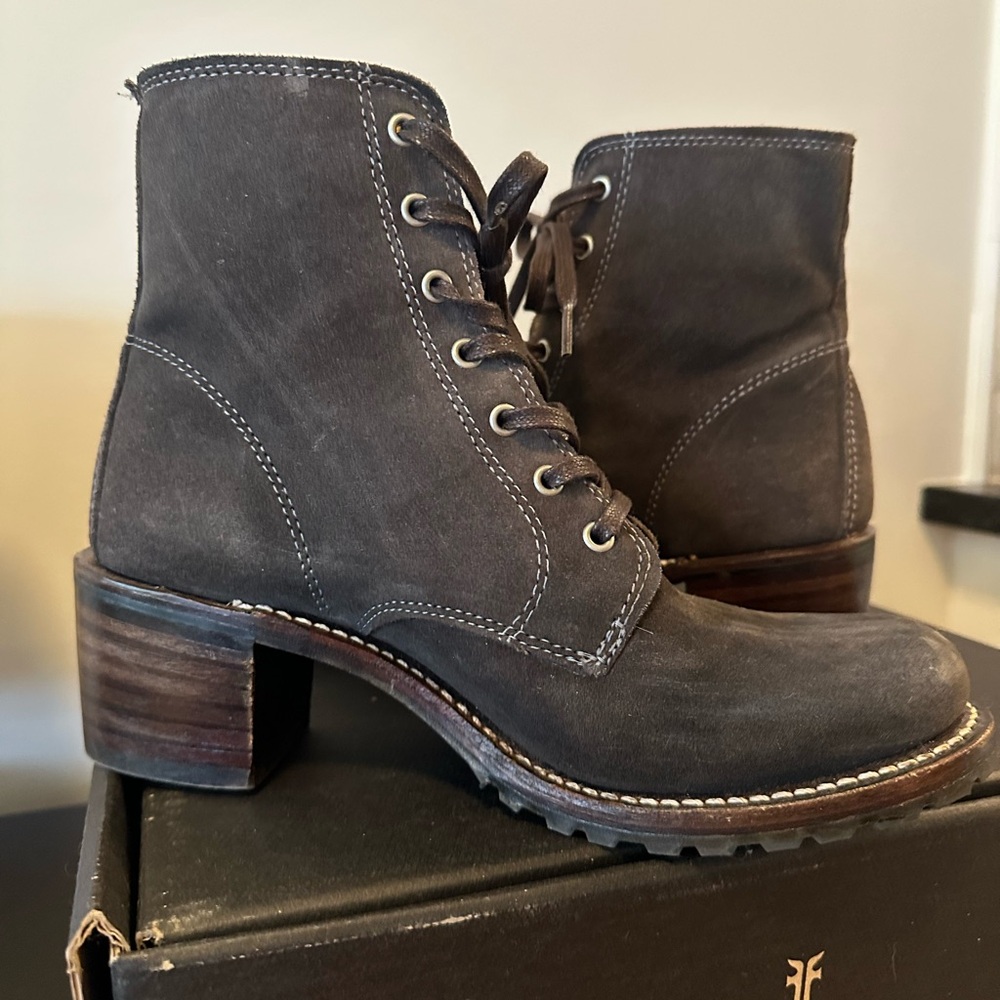 Frye Sabrina GG Lace Up Boots 9M Charcoal Suede Lug Sole EUC Box